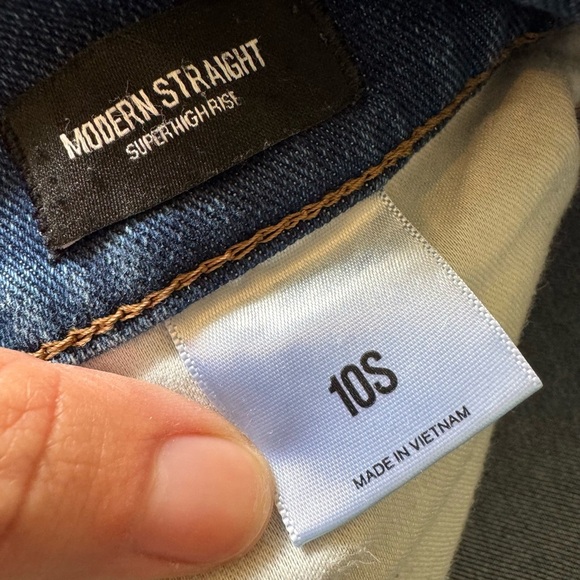 Express Super High Rise Modern Straight Jean- Size 10 - Picture 4 of 6